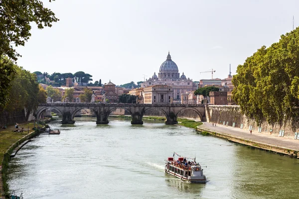 Basiliek van San Pietro en brug in Rome — Stockfoto