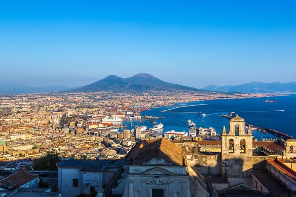 Napoli und Vesuv in Italien — Stockfoto