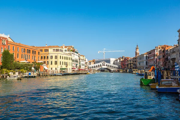 Гондола на мосту Риалто в Венеции — стоковое фото