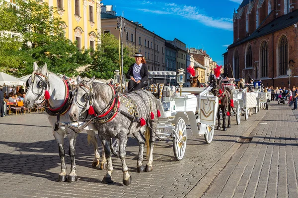 Hästvagnar vid stora torget i Krakow — Stockfoto