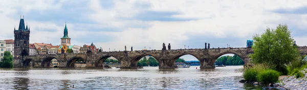 Karlov bridge och floden Vltava i Prag — Stockfoto