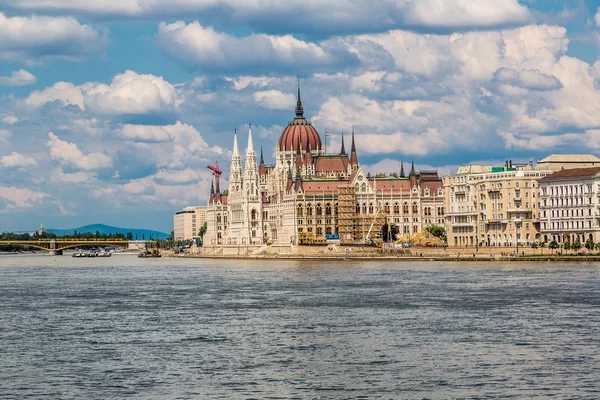 Byggnaden av parlamentet i budapest, Ungern — Stockfoto