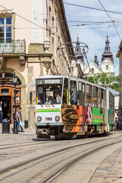 Zabytkowy tramwaj w zabytkowym centrum Lwowa. — Zdjęcie stockowe