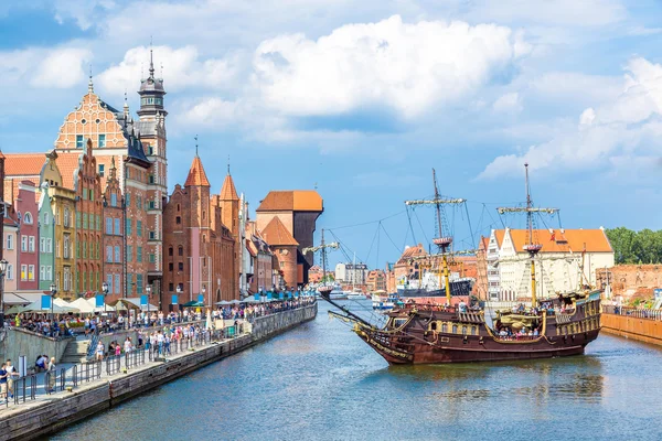 Cityscape on Vistula River in Gdansk, Poland. — Stock Photo, Image