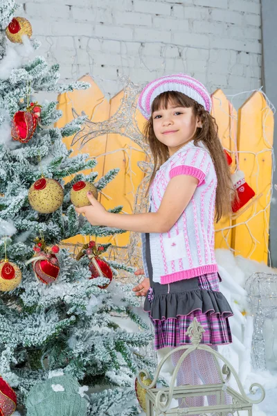 Klein meisje versieren kerstboom — Stockfoto