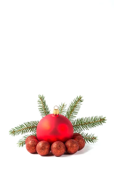 Röda julgranskulor och fir gren — Stockfoto
