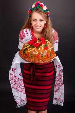 Ukraynalı giysili genç kadın