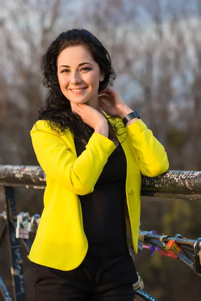 Jovem sorrindo bela mulher — Fotografia de Stock