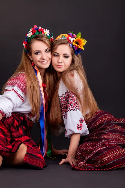 Jonge vrouwen in Oekraïense kleren — Stockfoto