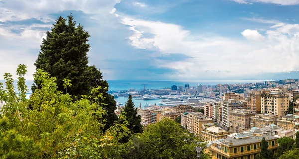 Hamnen i Genua i Italien — Stockfoto