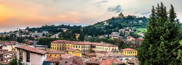 Vérone au coucher du soleil en Italie — Photo