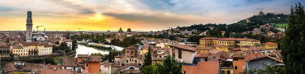 Vérone au coucher du soleil en Italie — Photo