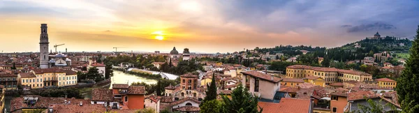 Βερόνα στο ηλιοβασίλεμα στην Ιταλία — Φωτογραφία Αρχείου