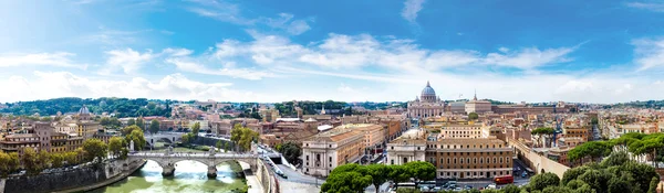 Rome et la basilique Saint-Pierre au Vatican — Photo