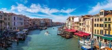 Gondol Venedik Canal Grande üzerinde