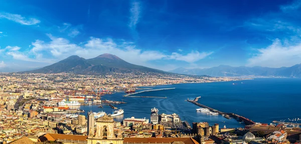 Napoli e Monte Vesúvio na Itália — Fotografia de Stock