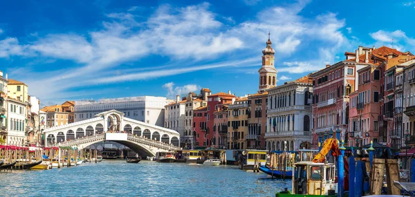 Gondeln an der rialto brücke in venedig — Stockfoto