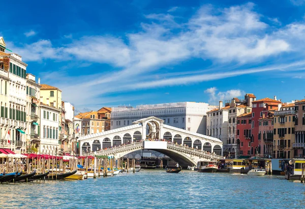 Γόνδολες στη γέφυρα Rialto στη Βενετία — Φωτογραφία Αρχείου