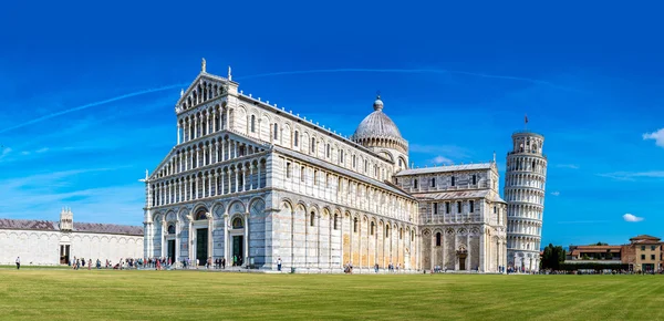 Leaning tower ve Pisa cathedral — Stok fotoğraf