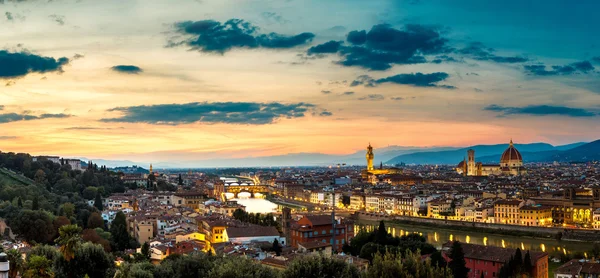 Panoraama auringonlasku Firenzessä — kuvapankkivalokuva