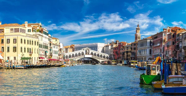 Гондолы на мосту Риалто в Венеции — стоковое фото