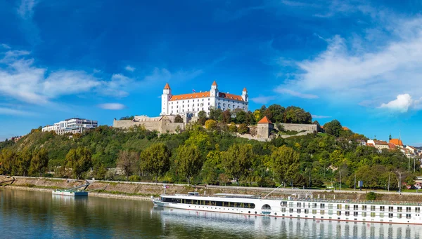 Castillo medieval en Bratislava, Eslovaquia — Foto de Stock