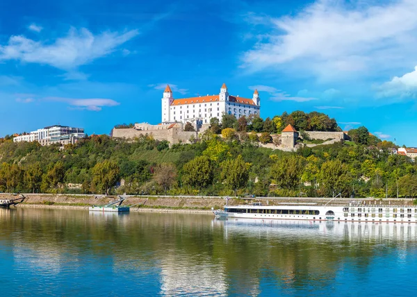 Castelo medieval em Bratislava, Eslováquia — Fotografia de Stock