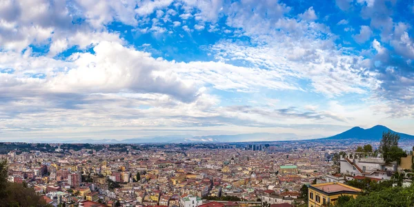 Napoli y el monte Vesubio en Italia — Foto de Stock