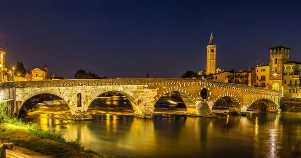 Ponte di Pietra. Puente en Verona —  Fotos de Stock