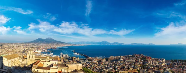 Napels en de Vesuvius in Italië — Stockfoto