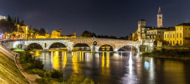 Ponte di Pietra. Verona Bridge'de