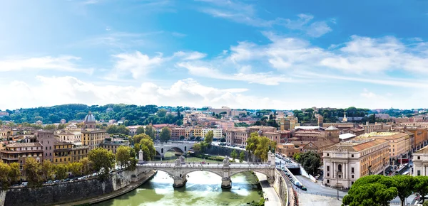 Vista acima de Roma e Tibre em Roma — Fotografia de Stock