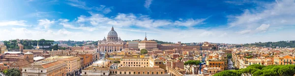 Roma e Basílica de São Pedro no Vaticano — Fotografia de Stock