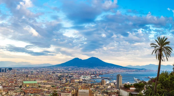 Napoli y el monte Vesubio en Italia — Foto de Stock