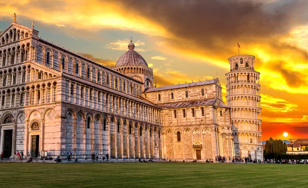 Leaning tower ve Pisa cathedral — Stok fotoğraf