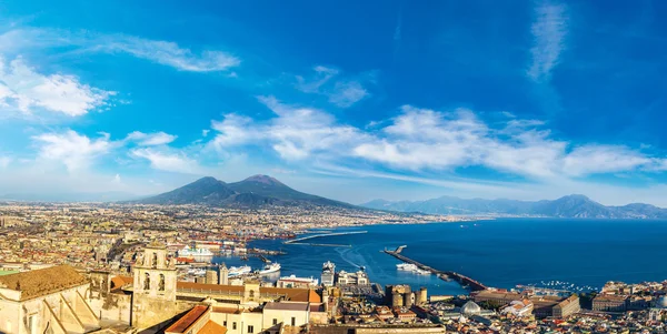 Napoli e Monte Vesúvio na Itália — Fotografia de Stock