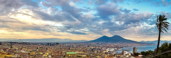 Napoli e Monte Vesúvio na Itália — Fotografia de Stock