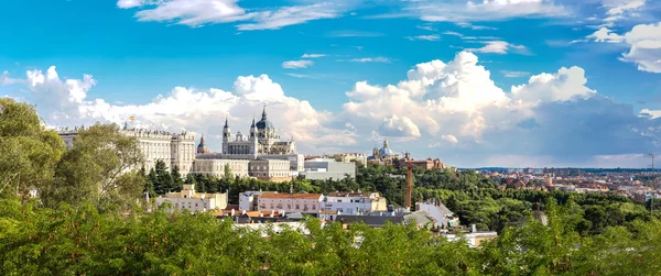 Almudena kathedraal in Madrid, Spanje — Stockfoto