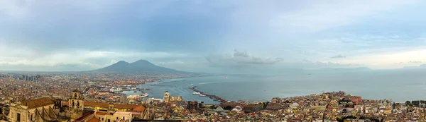 Napoli e Monte Vesúvio na Itália — Fotografia de Stock