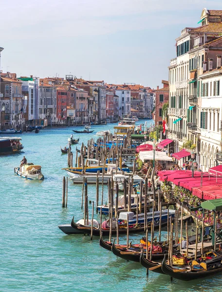 Gondels bij de halte Rialto brug in Venetië — Stockfoto