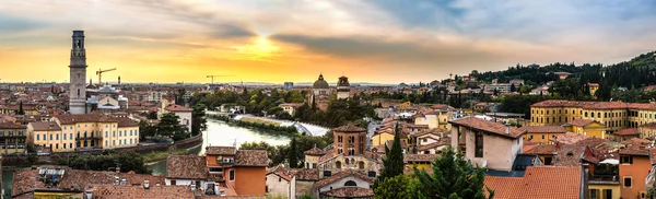 Verona w zachód słońca w Włochy — Zdjęcie stockowe