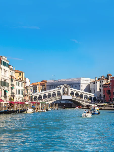 Gondeln an der rialto brücke in venedig — Stockfoto