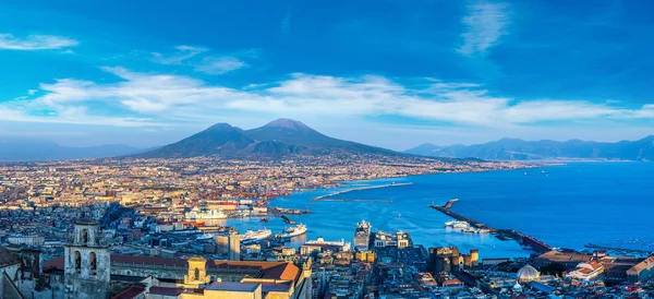 Napoli e Monte Vesúvio na Itália — Fotografia de Stock