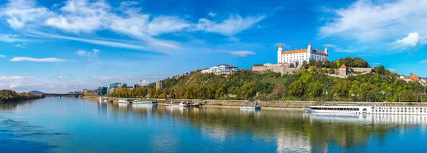 Castelo medieval em Bratislava, Eslováquia — Fotografia de Stock