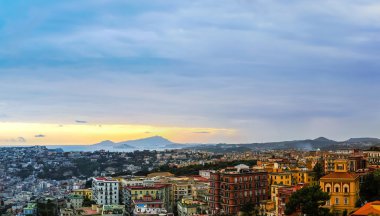 Günbatımı üzerinde Napoli
