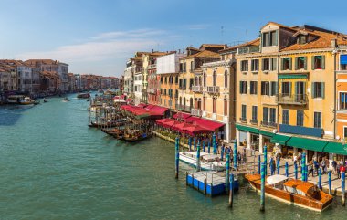 Gondol Venedik Canal Grande üzerinde