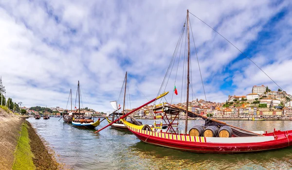 Oporto y viejos barcos tradicionales — Foto de Stock