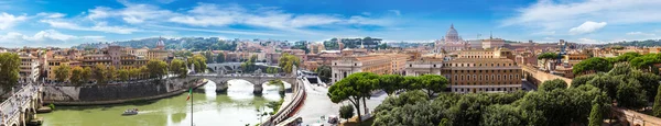 Rome et la basilique Saint-Pierre au Vatican — Photo