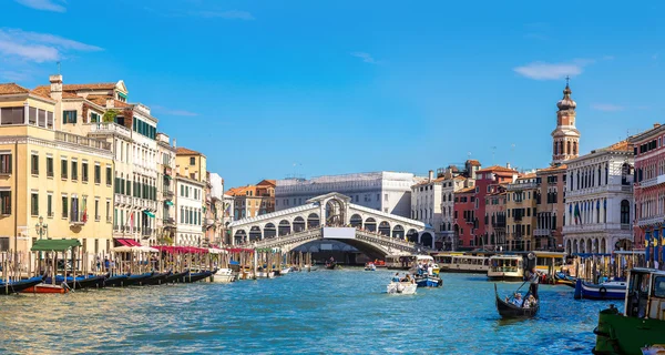 Gondeln an der rialto brücke in venedig — Stockfoto