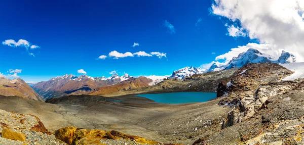 Paisaje montañoso de los Alpes — Foto de Stock